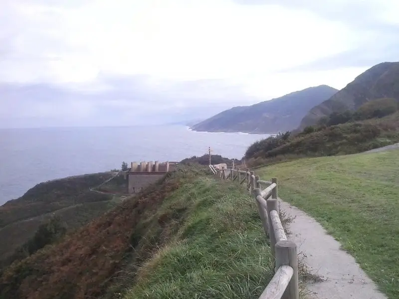 Das Foto zeigt einen Weg hinunter zum Meer auf dem Camino del Norte